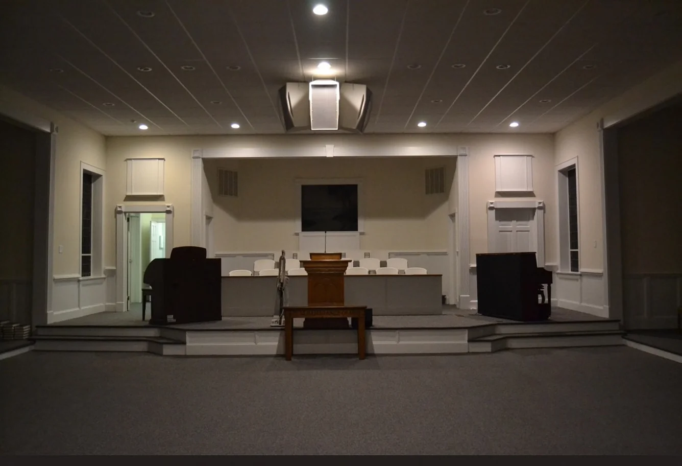 The sanctuary and pulpit after the 2013–2014 renovation.